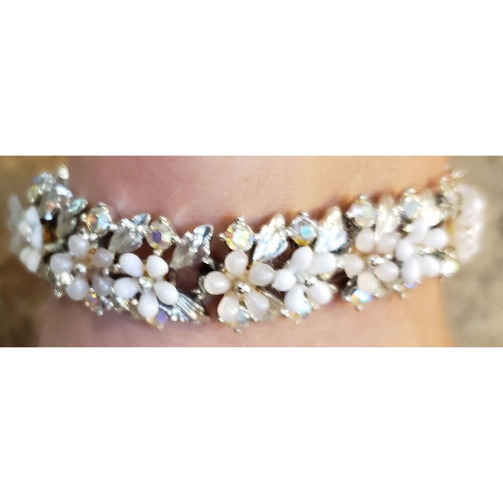 Vtg Floral Rhinestone Bracelet Jewelry Ari Flower Pattern On A Silver Background